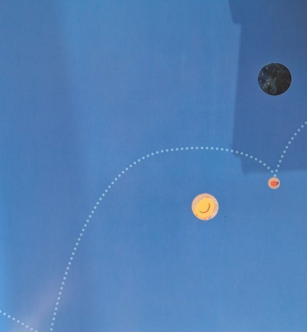 10 tableaux et un ballon rouge