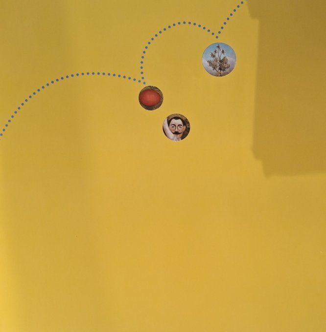 10 tableaux et un ballon rouge