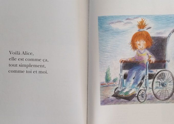 Alice sourit