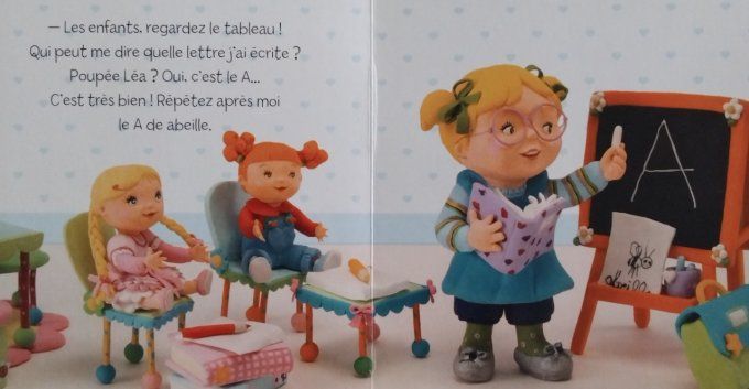 P'tite fille Lisa joue à la maîtresse