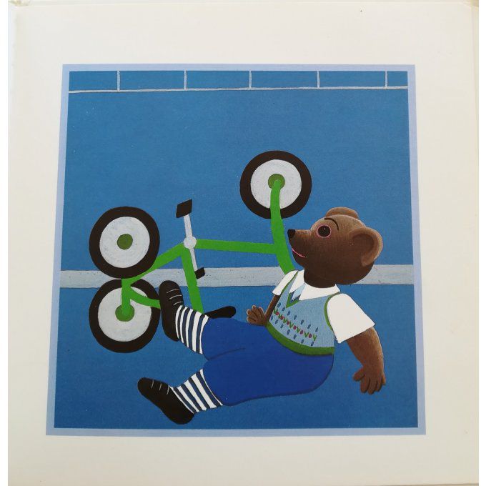 Petit ours brun fait du tricycle