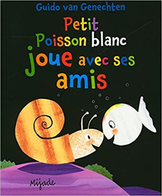 Petit poisson blanc joue avec ses amis