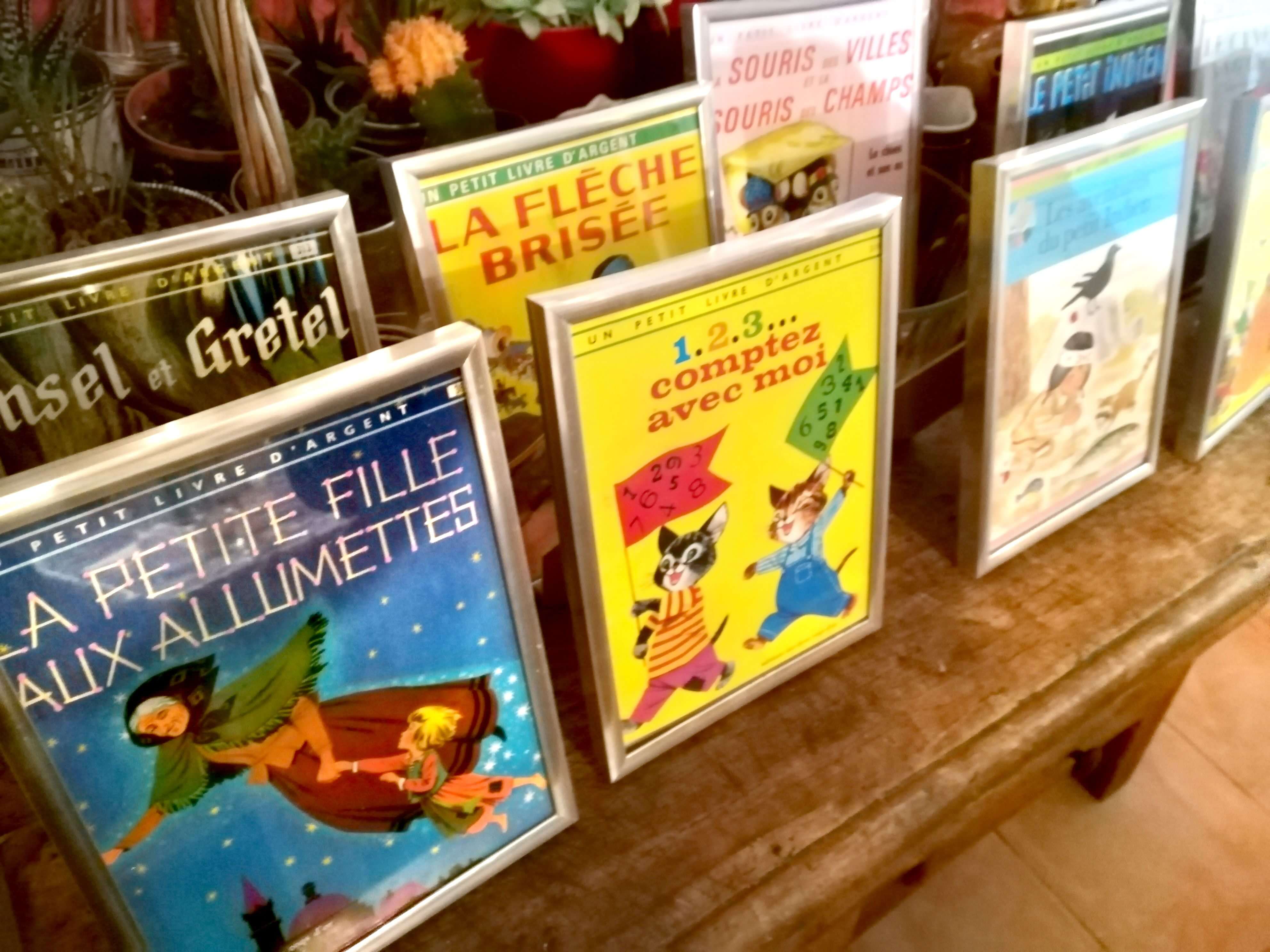 Livres vintage dans un cadre